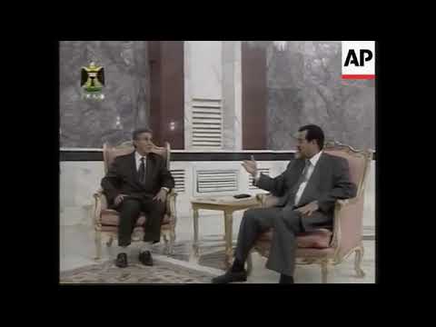 الرئيس العراقي صدام حسين يلتقي برئيس الجزائر السابق احمد بن بله في بغداد عام 2002 