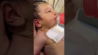 baby bottle feeding enjoy 🤤😁🤤 #nicubabycare