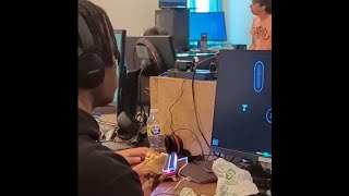 Playing osu! while eating