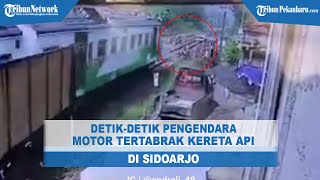 Detik-detik Pengendara Motor Tertabrak Kereta Api Karena Perlintasan Tanpa Palang