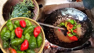 This man is skilled at slicing and cooking very spicy mountain chilies