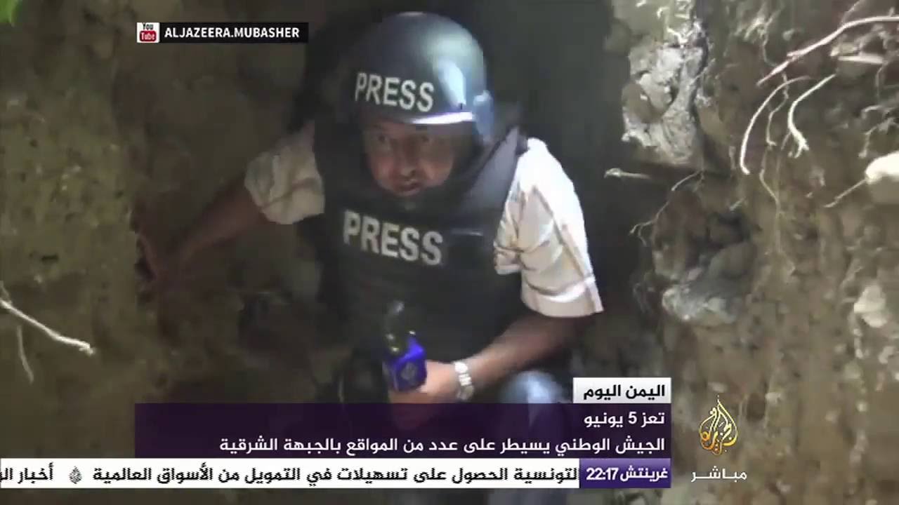 خنادق يستخدمها الجيش والمقاومة الشعبية للوصول إلى مواقع الحوثيين