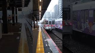 JR線からの乗り換えで来た京成線のリバイバルカラー(3600形)をお見送り