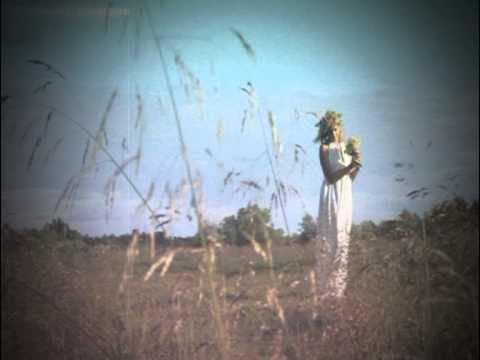 Зеленоград возрождение состав группы. Девка по саду гуляет песня. Гулять в саду. Ноты в саду гуляла. Песня девка по саду ходила.