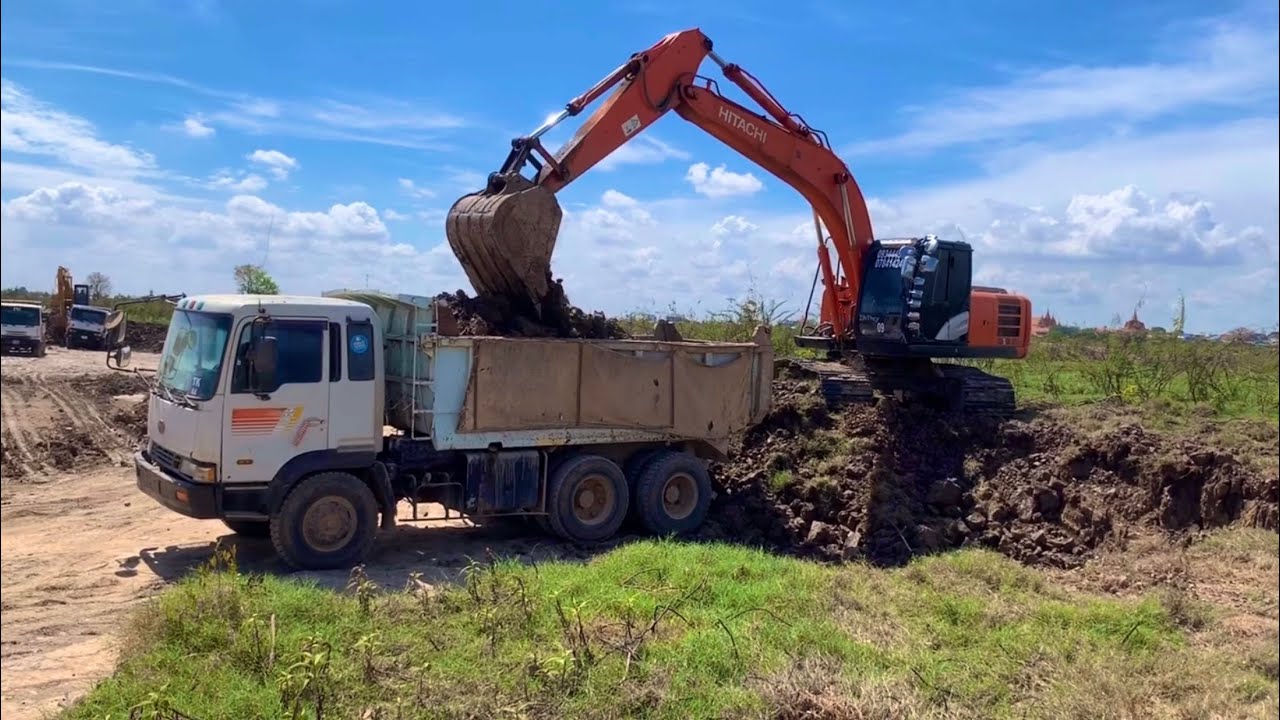 Safety Jobs.!! Excavator dump Truck Digging Moving Dirt And Spreading