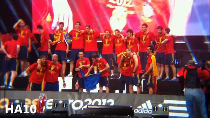 Fiesta roja en Cibeles en un mágico atardecer por Héctor Alonso