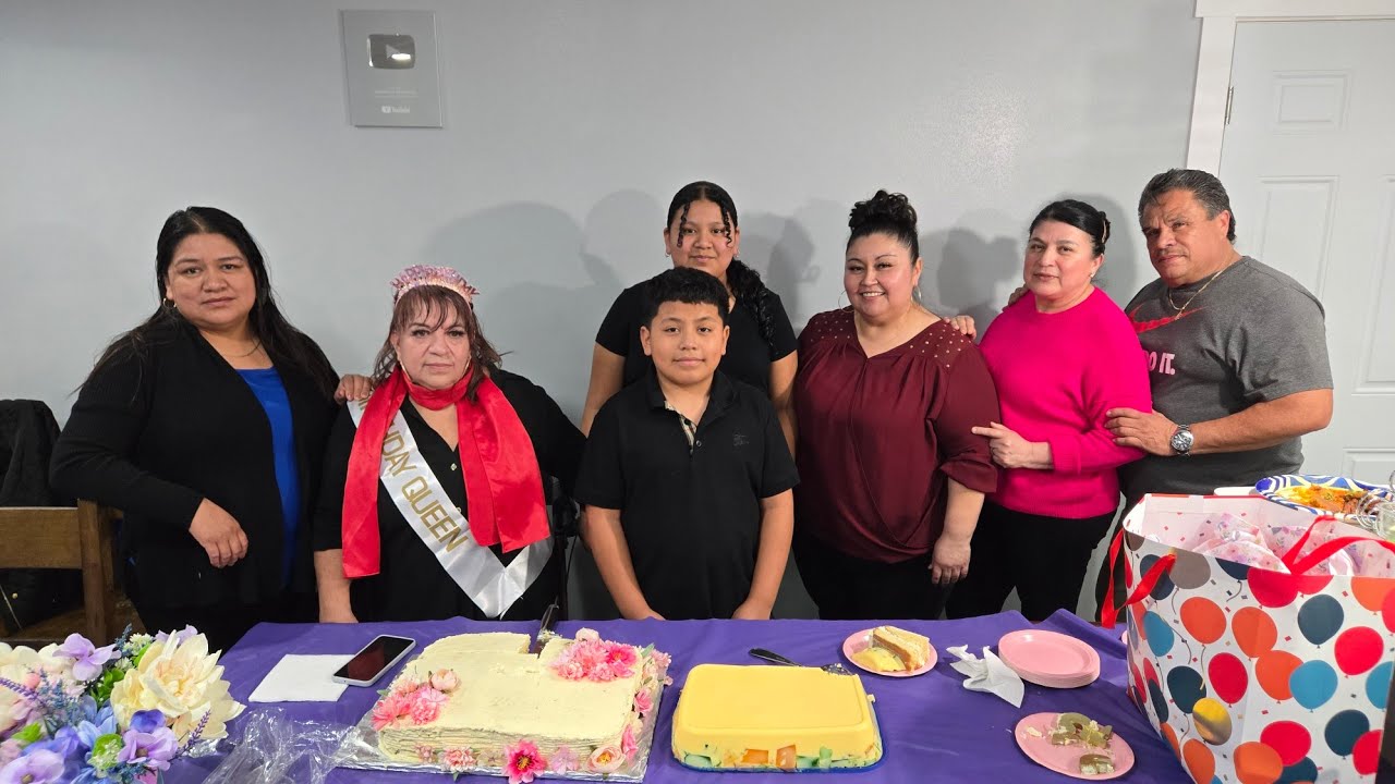 Doña Maria desfruta de un rico pastel y luego abre sus regalos 🎁 