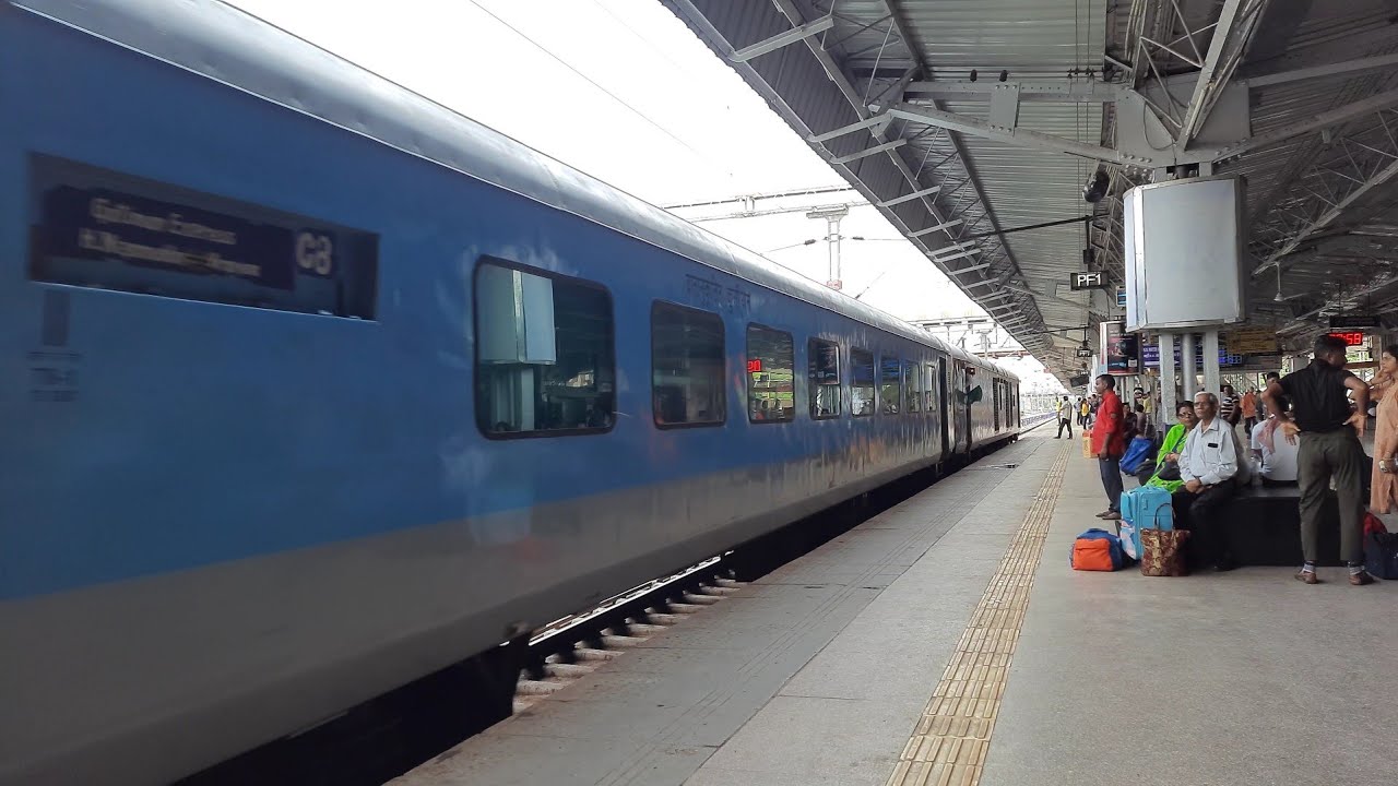 [4K] Speed King 12050 Gatimaan Express departing Agra cantt Railway ...
