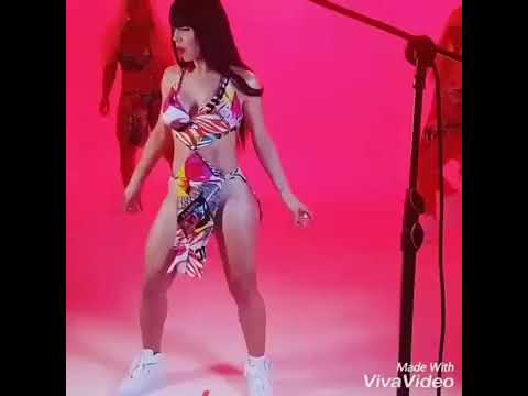 La materialista casi desnuda bailando 😱😰 - YouTube