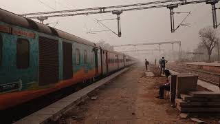 कोहरे को चीरते हुए निकली बांद्रा हरिद्वार सुपरफास्ट एक्सप्रेस | 22917 Bandra Terminus Haridwar Sf