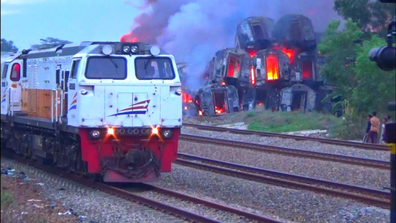 Kereta Berhenti Luar Biasa! Kebakaran Kuburan Gerbong Di Stasiun Cikaum Subang