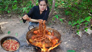 Primitive Girl Cooking Pig Intestine Crunchy Eating So Yummy