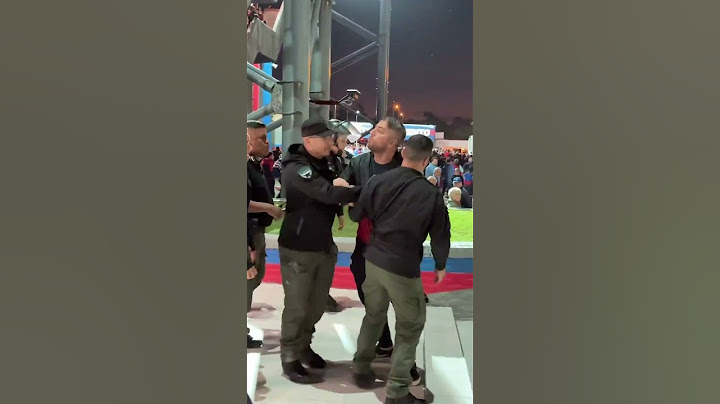 🚨 Incidentes entre la policía e hinchas de #SanLorenzo qué pidieron ls renuncia de #Moretti
