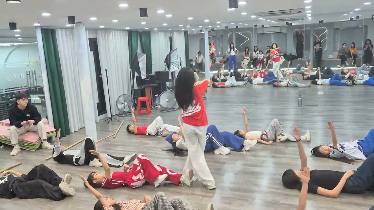 🔥 Feel the spirit of Vietnam in every move! 🌾💃 