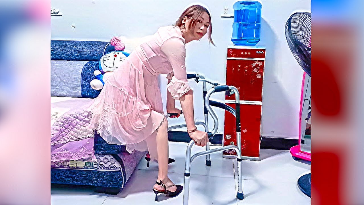 Милая девушка с полиомиелитом пытается встать