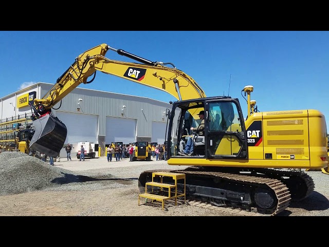 Cat 323 Excavator With Rototilt R6 Tiltrotator at Fabick Cat - YouTube