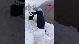 Yolun Kapali Olmasini Eleşti̇ren Yurttaşa ‘Özür Vi̇deosu’ Çekti̇ri̇p Şi̇ddet Uyguladilar