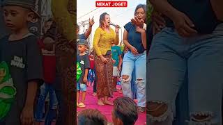 Penggemar Niken Salindri Nekat Joget Di Atas Panggung shorts nikensalindri nikensalindry