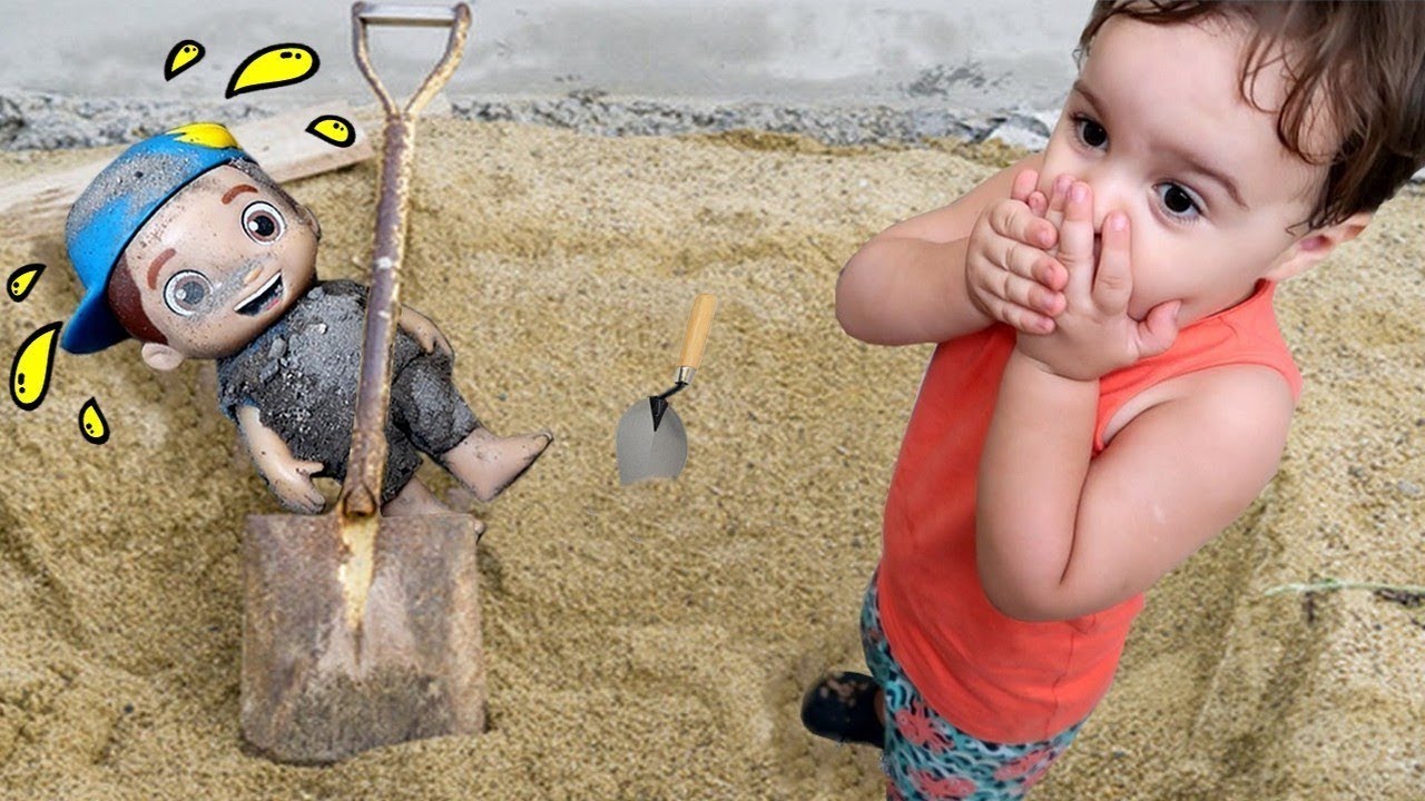 BONECO DO LUCCAS NETO! Meu irmão ENTERROU NA AREIA SUJA