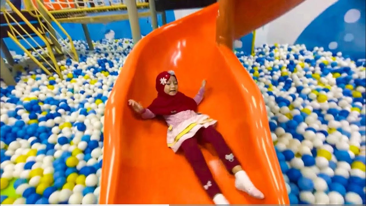 AQILA BERMAIN MANDI BOLA TERBESAR YANG ADA DI KIDZOONA CIBUBUR