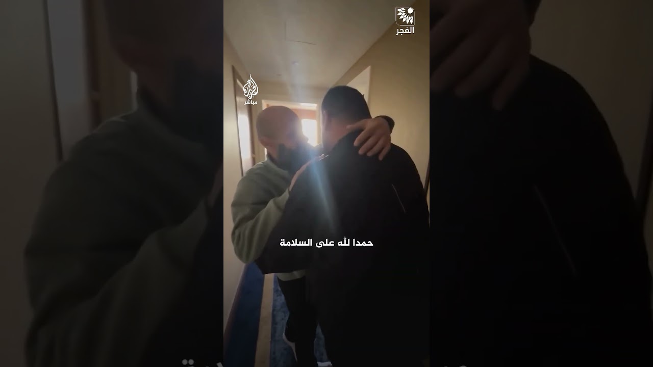 بعد 22 عامًا في سجون الاحتلال.. الأسير المحرر رائد الشافعي المبعد إلى مصر يعانق شقيقه