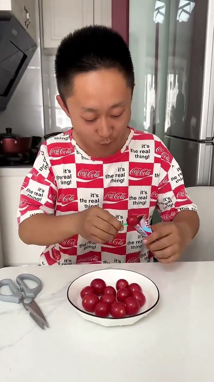 儿子要吃棒棒糖，还是爸爸有办法！#Cute baby#Cute#呆萌小米宝#聪明宝宝#萌娃