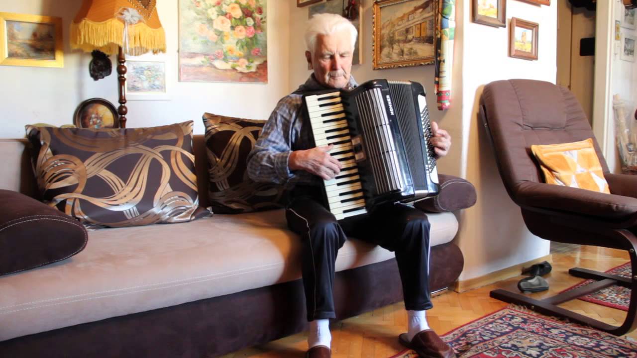 Jan Bułczyński gra na akordeonie 