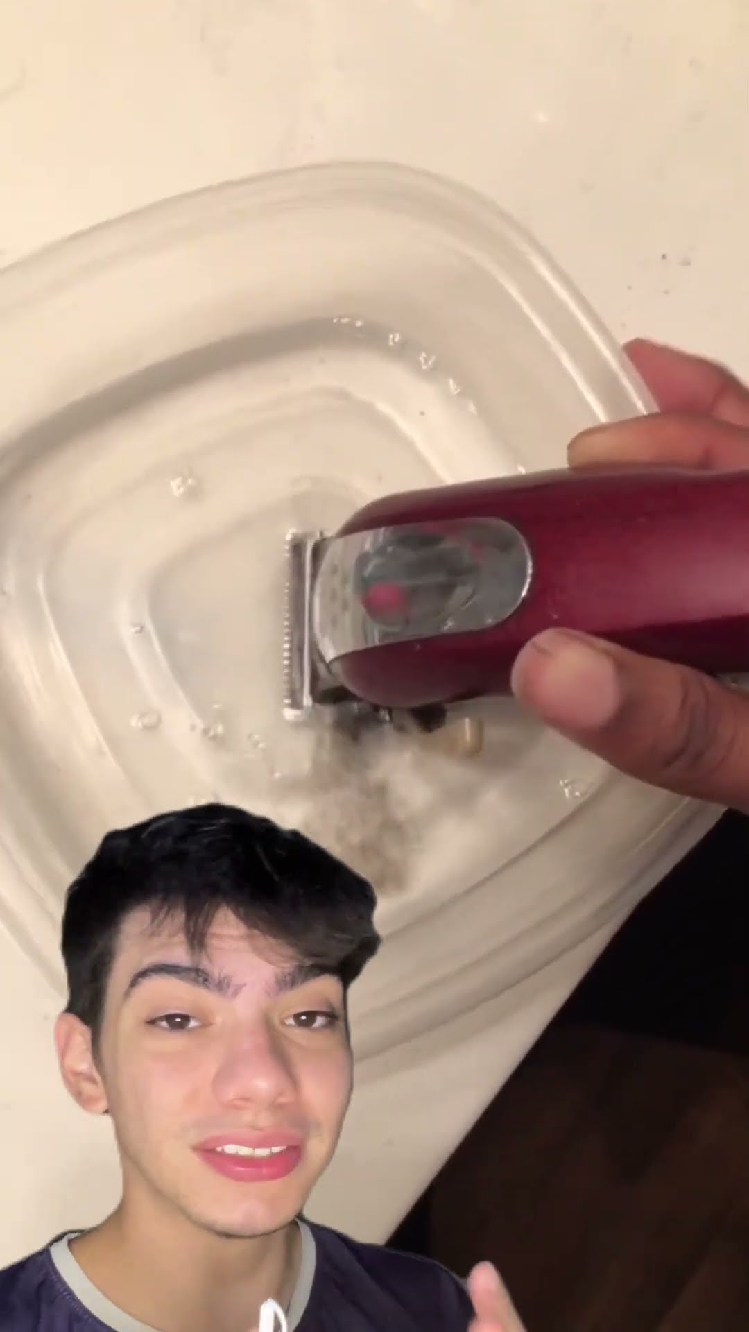 Limpe sua máquina de cortar cabelo com água e álcool e veja a sujeira sair! Fácil e rápido!