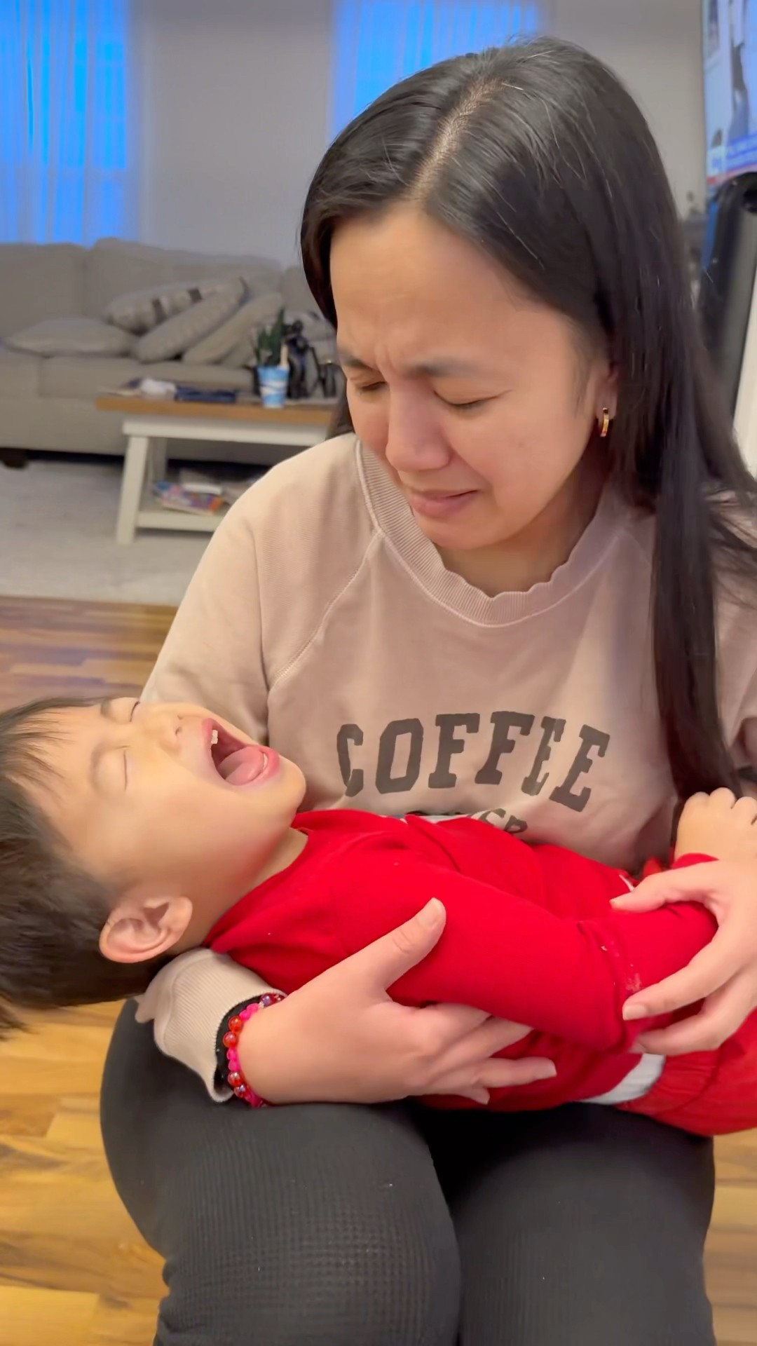 Mom helps feed crying baby ???❤️?