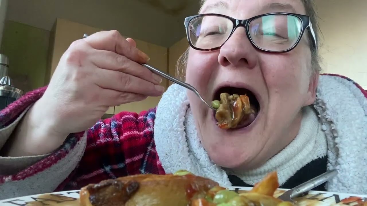 Пирог со стейком, картофель фри и подливка