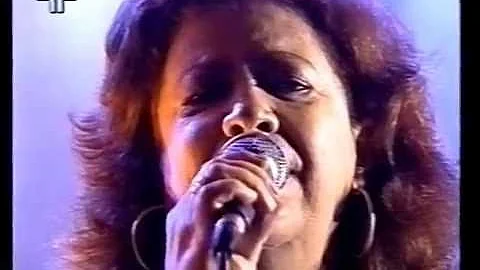 BETH CARVALHO CANTA O NOME SAGRADO DE NELSON CAVAQ...