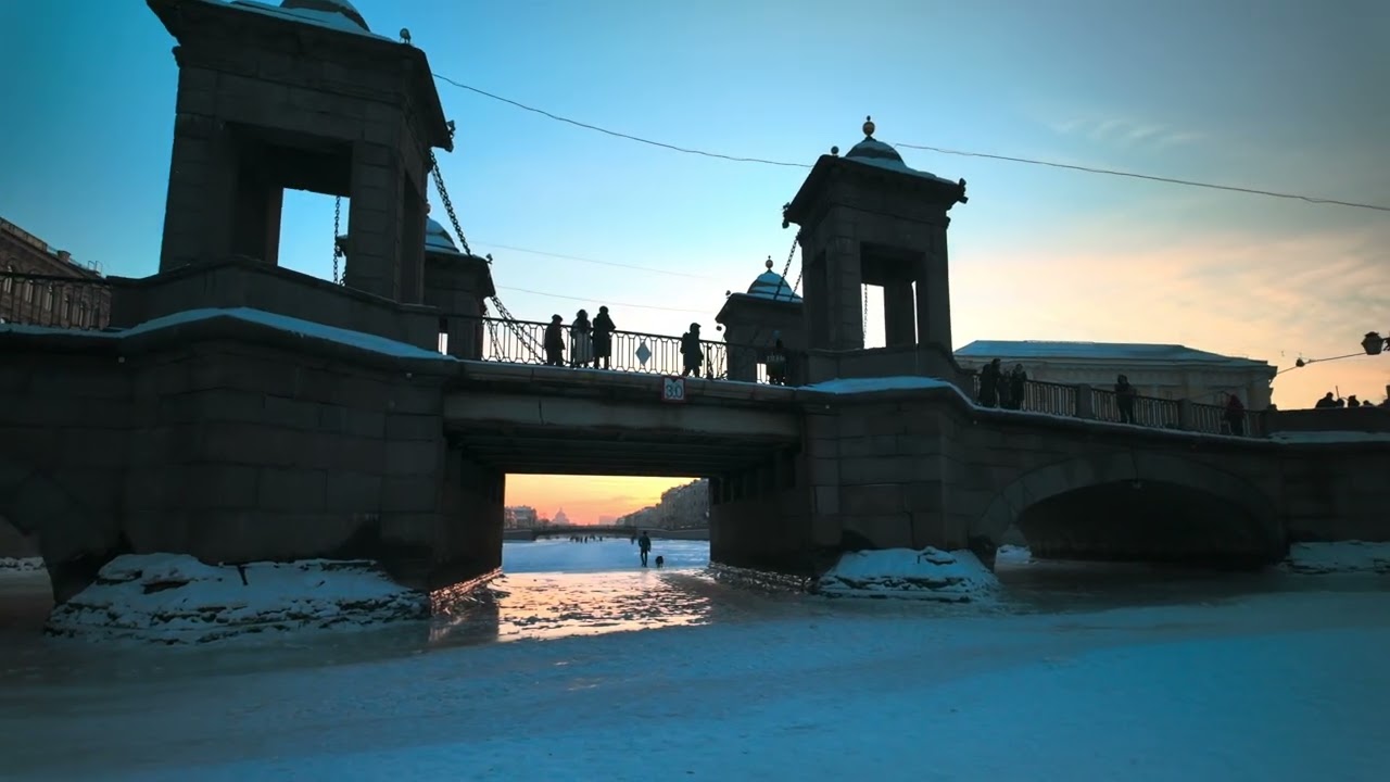 Волшебный зимний Петербург: Прогулка по льду Фонтанки на закате 🌅❄️
