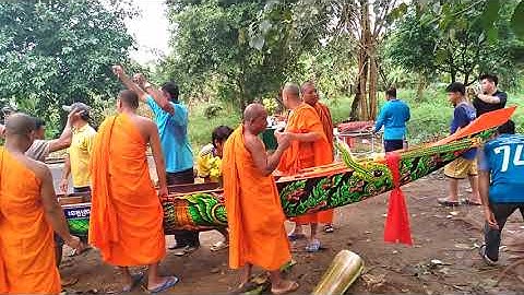 Ghe Ngo Càng Long hạ thủy với con rồng xanh 9 đầu .