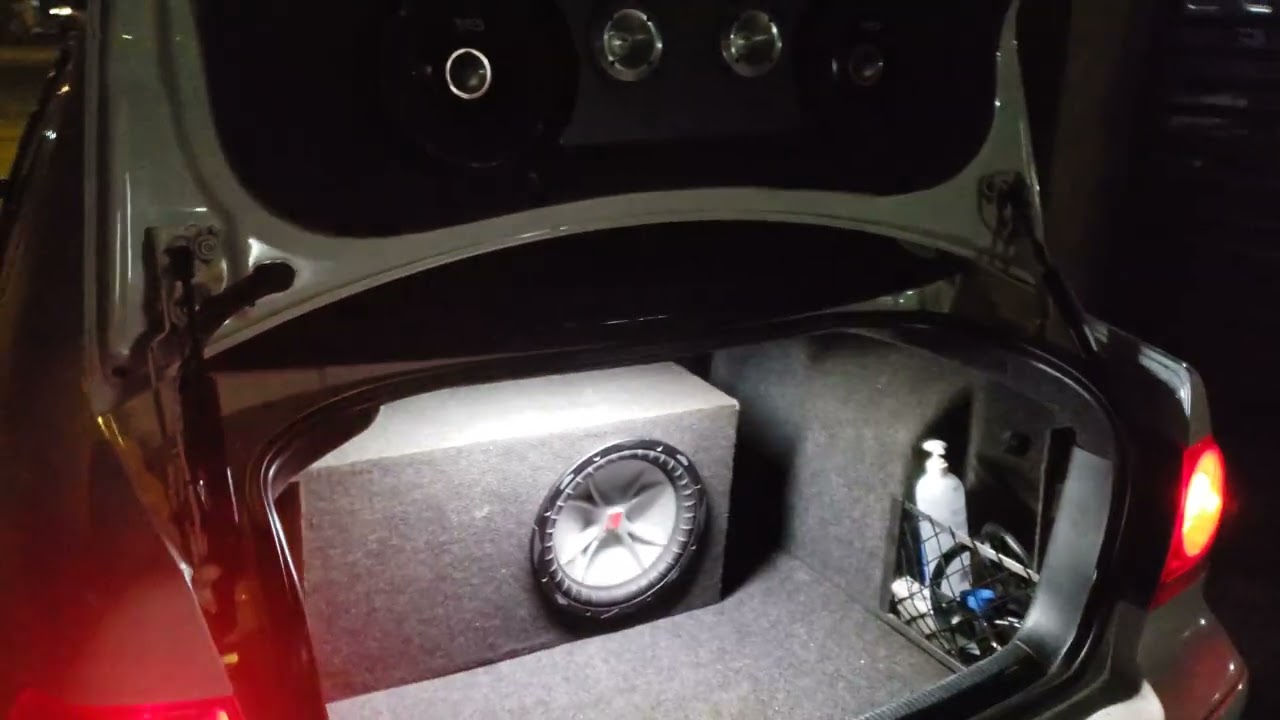 Open show sencillo con componentes Krack y Kicker en Jetta clásico