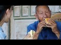 生活在农村的爷爷奶奶，生平第一次吃汉堡【滇西小哥】
