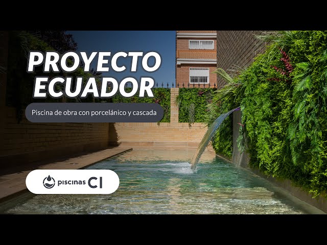 Proyecto Ecuador | Piscina de obra con porcelánico y cascada | 10 x 2 metros