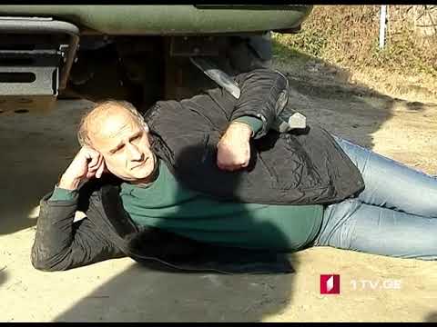 გურჯაანში მიმდინარე აქციაზე კობა ხაბაზი პოლიციის სატვირთო მანქანის წინ წამოწვა