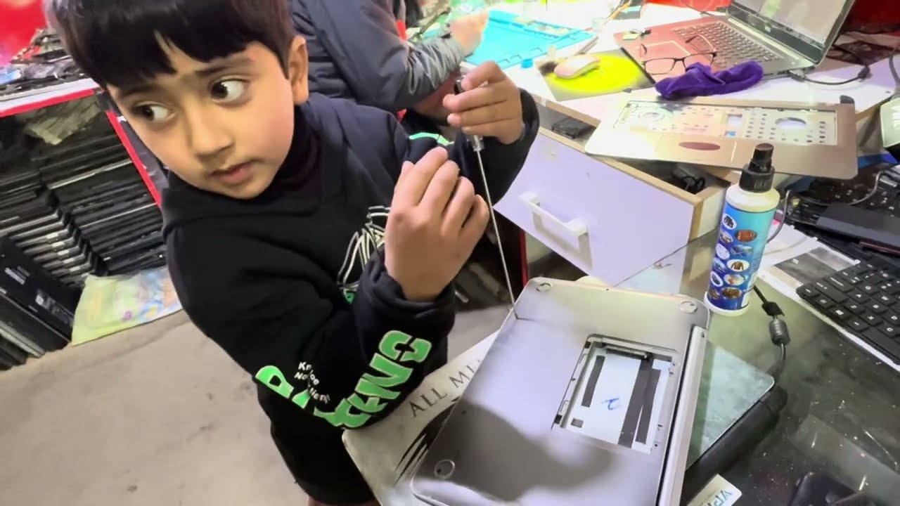 A 7-Year-Old Exploring Computers & Laptops | Learning Through Curiosity & Supervised Learning 