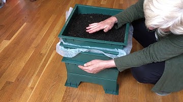 Stackable worm bin   operation