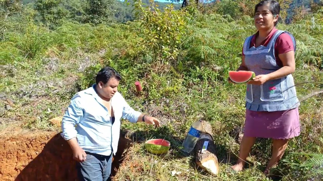 Al estilo de mi rancho caliento tortillas en la braza para comer en el campo