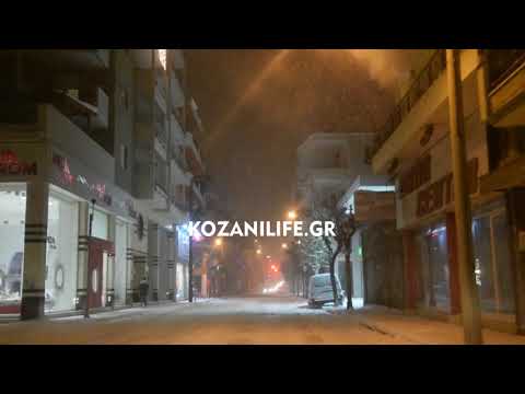 Νυχτερινή βόλτα στην χιονισμένη Κοζάνη
