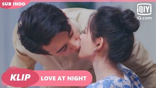 Rahasia di bawah meja [INDO SUB] | Love At Night Ep.19 | iQiyi Indonesia