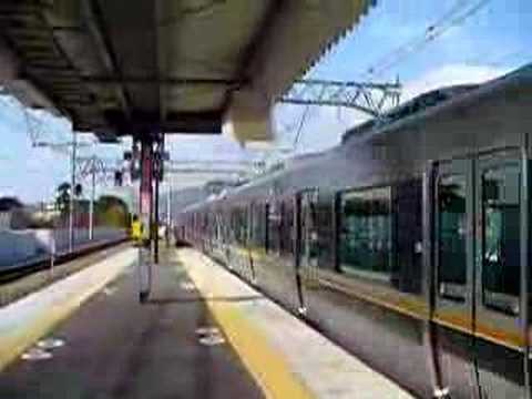 さくら夙川駅　321系入線　223系快速通過