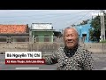 Quốc lộ 1 qua tỉnh Lâm Đồng chi chít ổ gà, người dân lấy cây làm dấu cảnh báo tài xế