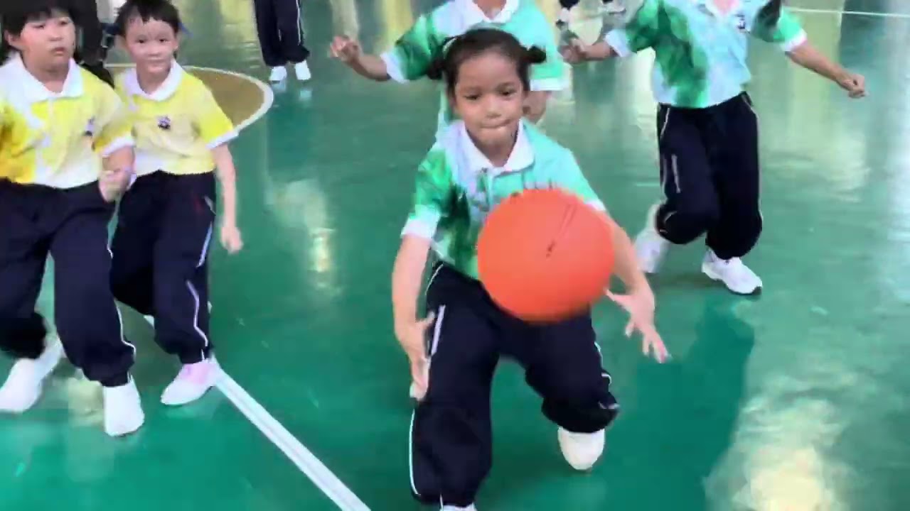 ป.1/4สีเขียวพบป.1/2สีเหลือง แชร์บอล เซ็ทที่1เสมอ 8:8 กีฬาสี โรงเรียนดอนบอสโกวิทยา