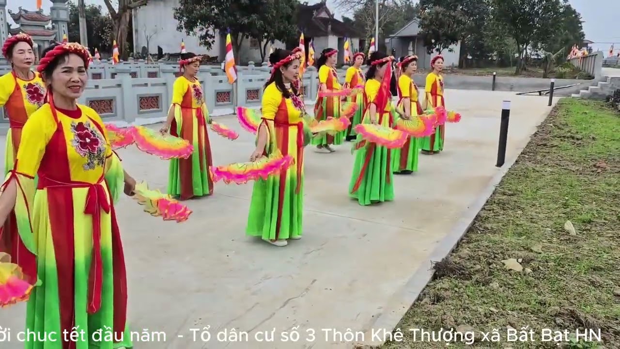 múa quạt lời chúc tết đầu năm - tổ dân cư số 3 Thôn Khê Thượng Xã Bất Bạt tp Hà Nội