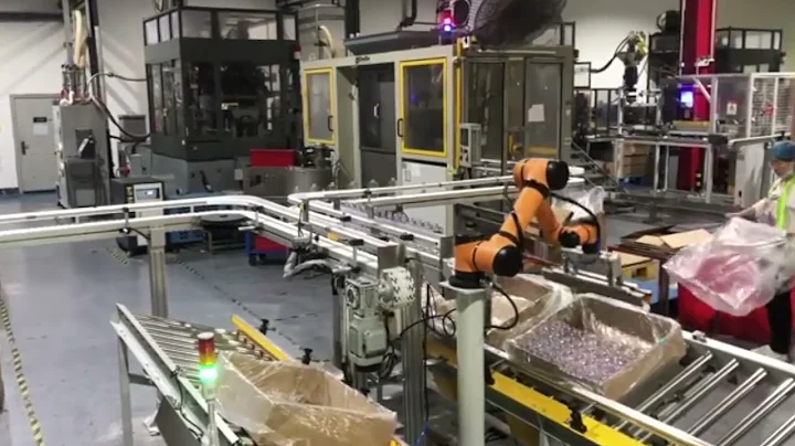Cobot bottle packaging solution - Lead Robotics