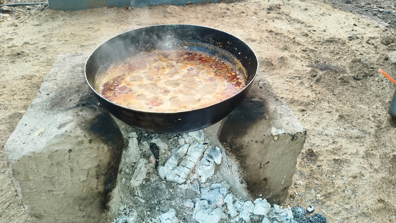 Jayashri Kitchen | घरगुती पद्धत | गावरान जेवन बाजरीच्या भाकरी न कालवण खायला या |