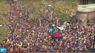 عشرات الآلاف يحتفلون بإعلان استقلال كاتالونيا في برشلونة