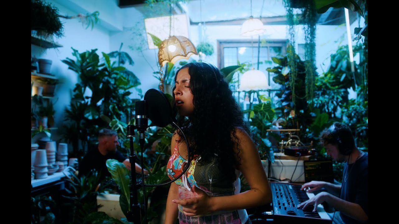 Pola & Bryson, Emily Makis - Worlds Apart (Stripped)